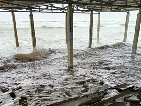 Không khí lạnh tại Huế gây mưa to, gió giật mạnh, sóng biển cao từ 2 đến 3,5 mét