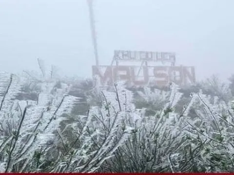 Nhiệt độ xuống -1,1 độ C, băng giá phủ kín đỉnh Mẫu Sơn