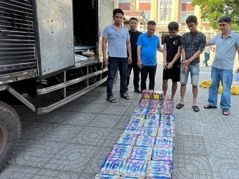Bắt giữ 2 thanh niên đang giao dịch pháo hoa nổ trái phép