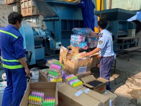 Tp.HCM: Tiêu hủy gần 800kg thực phẩm không rõ nguồn gốc, xuất xứ
