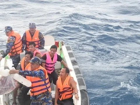 Cứu thành công 5 ngư dân tàu cá Bình Định gặp nạn trên biển
