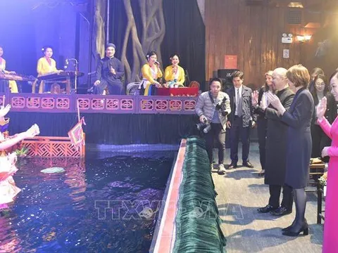 Phu nhân Chủ tịch nước và Phu nhân Tổng thống Đức thưởng thức chương trình múa rối nước