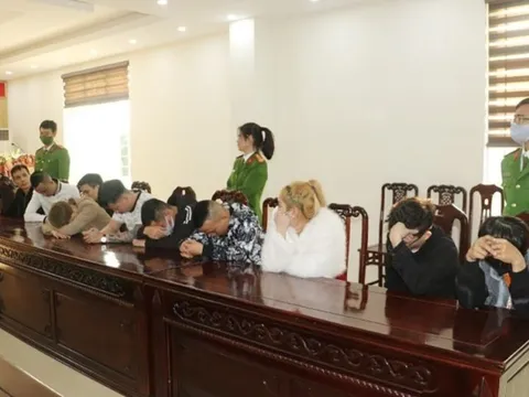 Công an đột kích phòng karaoke bắt nhóm nam nữ đang “mở tiệc" ma túy