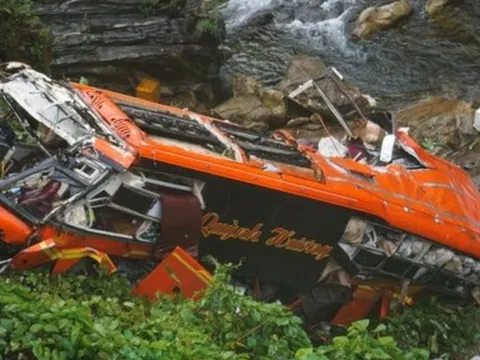 Tập trung cứu chữa nạn nhân vụ xe khách lao xuống vực ở Đà Nẵng