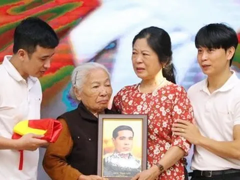 Phục dựng và trao hơn 100 chân dung liệt sỹ tới tận tay thân nhân