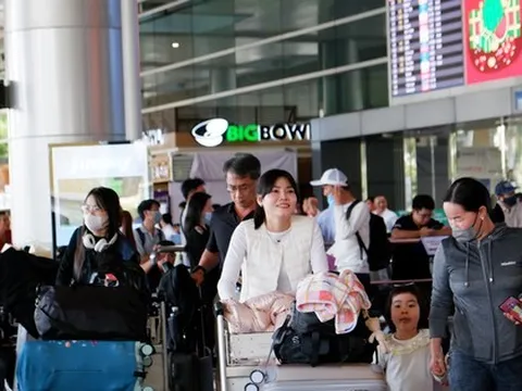 Sân bay Tân Sơn Nhất tấp nập người đón Việt kiều về ăn Tết