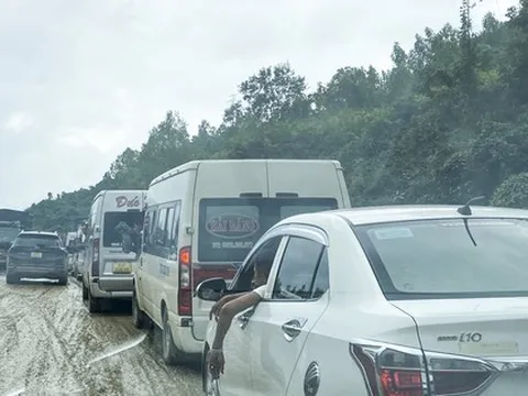 Sình lún gây tắc đường ở đèo An Khê nhiều giờ