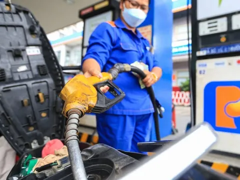 Giá xăng dầu hôm nay tiếp tục tăng mạnh 