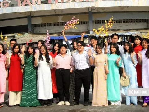 Khánh Hòa: Duyên dáng những tà áo dài xuống phố đón Xuân