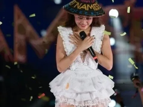 Hoàng Thùy Linh đam mê diện váy ngắn, trang phục cầu kỳ khoe vóc dáng đầy đặn