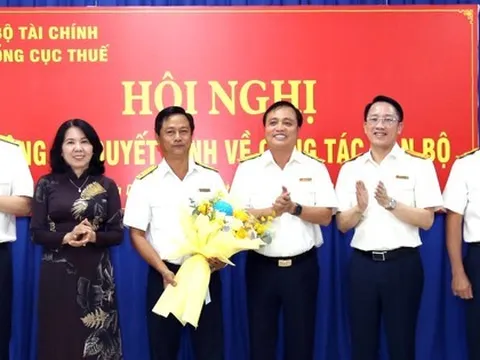 Trao quyết định của Tổng cục Thuế về công tác cán bộ