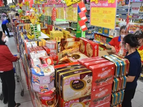 Tết cận kề, người dân "thắt chặt hầu bao", siêu thị lớn cũng than ế