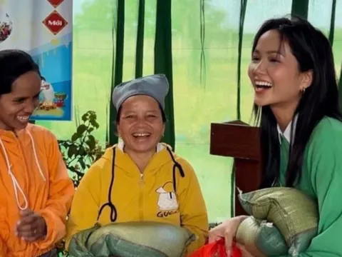 Dịp năm mới, H'Hen Niê tặng gạo nhà trồng đến bà con vùng biên giới