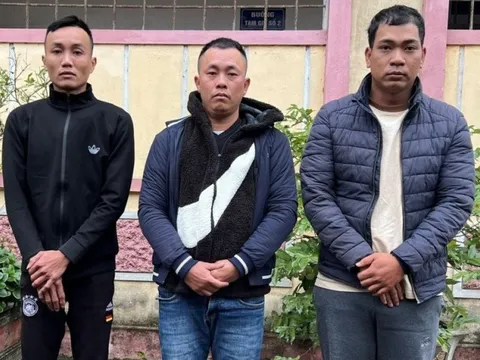 Bắt nhóm đối tượng lừa đảo bằng thủ đoạn cầm điện thoại "dỏm"