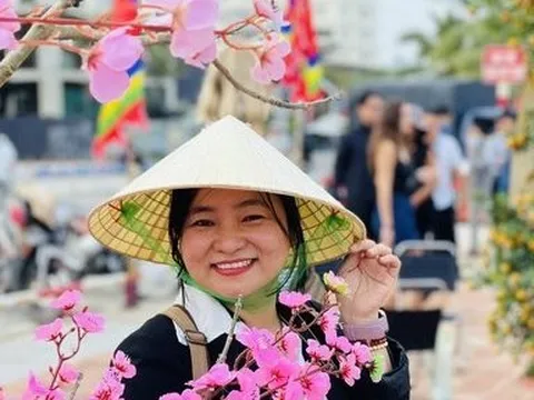 Đà Nẵng: Du khách thưởng lãm Tết sớm bên bờ biển