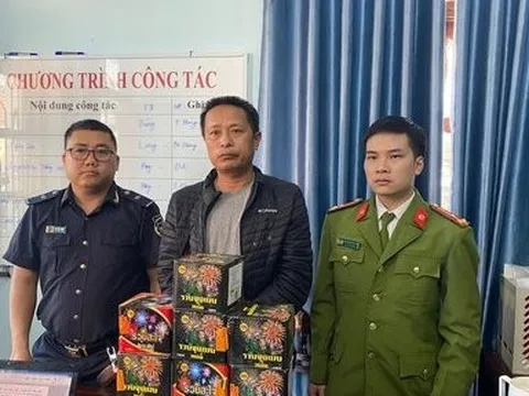 Bị khởi tố vì lên mạng đặt mua 10 hộp pháo nổ mang về cất giấu