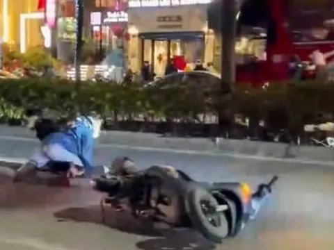 Nhiều thanh niên ngã sõng soài khi quay xe bỏ chạy né chốt 141