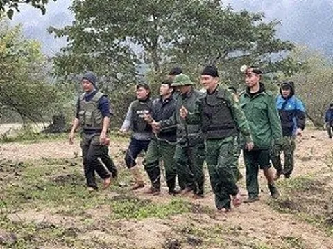 Bắt đối tượng giết người, trốn trong rừng với nhiều vũ khí nóng
