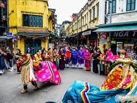 Hàng nghìn người dân diện cổ phục rước lễ tại phố cổ