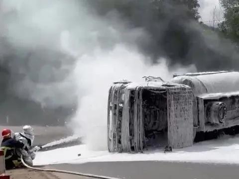 Xe bồn chở xăng, dầu bị nổ lốp, bốc cháy dữ dội trên quốc lộ 26