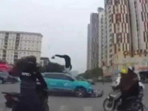 Vượt đèn đỏ, xe máy bị ô tô tông hắt văng tới vài mét