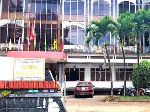 Một giám đốc Văn phòng đăng ký đất đai bị bắt vì dính líu đường dây làm nhanh sổ đỏ