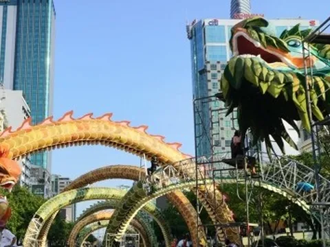Lộ diện linh vật Rồng trên đường hoa Nguyễn Huệ, TP.HCM