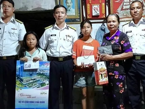 Trung đoàn 551 thăm, tặng quà con ngư dân được nhận đỡ đầu