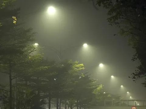 Không khí về đêm ở Hà Nội mù mịt trong lớp sương dày đặc, mờ ảo như Sapa