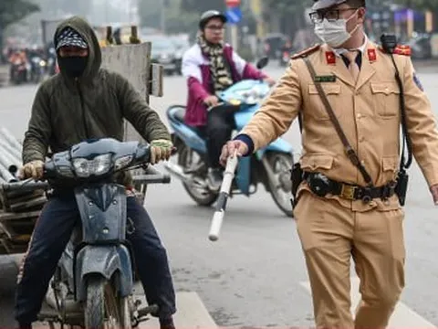 CSGT xử phạt hàng loạt xe 'máy chém' nghênh ngang trên phố Hà Nội dịp cuối năm