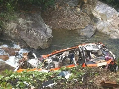 Xe khách lao xuống vực làm 22 người thương vong: Khởi tố, bắt tài xế