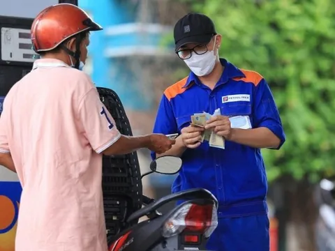 Giá xăng dầu đồng loạt tăng mạnh, RON95 vượt mức 24.000 đồng/lít