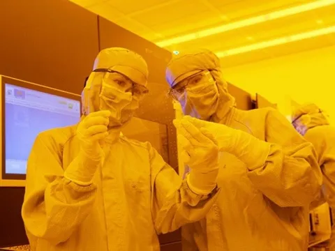 Vũ khí sắc lẹm giá rẻ của Canon có thể giúp Huawei nở nụ cười?