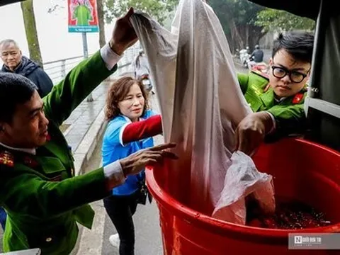 Công an hỗ trợ người dân đưa cá chép ra sông tiễn ông Công, ông Táo