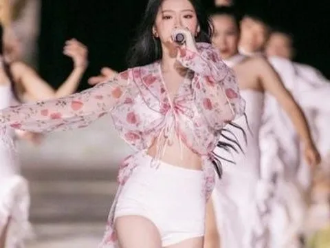 Qua thời "chín ép", Linh Ka giờ mặc hở cũng được khen mướt mát mà chẳng hề phô