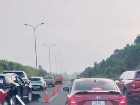 4 ô tô tông liên hoàn gây kẹt xe nối dài trên cao tốc Long Thành - Dầu Giây