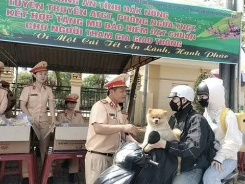 Công an Đắk Nông tiếp sức cho người dân trên đường về quê ăn Tết