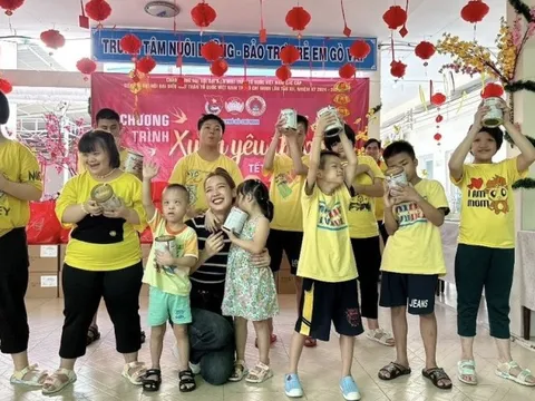 Hoa Hậu Lê Nguyễn Bảo Ngọc trao quà cho trẻ khuyết tật tại Tp.HCM