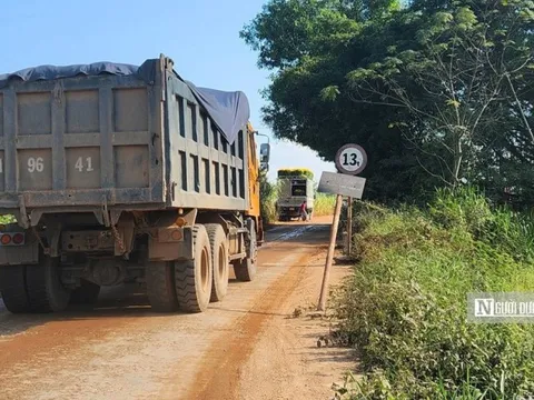 Bình Định: Lạ lùng đoàn xe chở đất ngang nhiên vượt cầu cấm tải 13 tấn