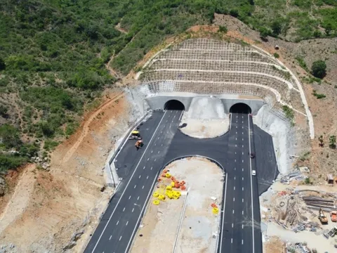 Công nghệ đào hầm xuyên núi hàng đầu thế giới giúp thi công thần tốc tuyến cao tốc 7.600 tỷ ở Việt Nam