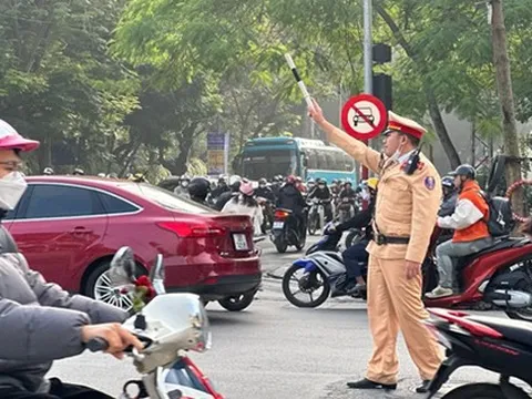 Cảnh sát giao thông Hà Nội 'căng mình' phân luồng, điều tiết giao thông ngày giáp Tết