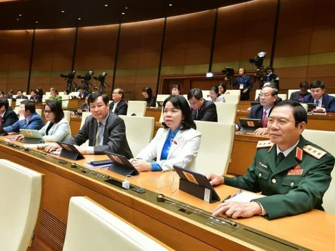 Chủ tịch Quốc hội ký chứng thực Luật Các tổ chức tín dụng (sửa đổi)