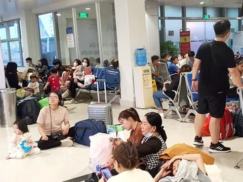 Sân bay Tân Sơn Nhất đông nghịt, khách vật vã từ mờ sáng 27 Tết