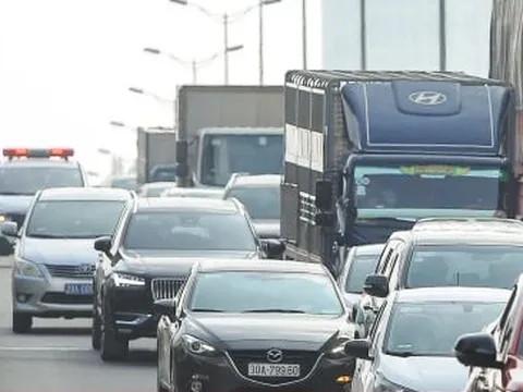 Ô tô đua nhau lấn làn trên đường Vành đai 3, xe cứu thương chật vật tìm lối lên