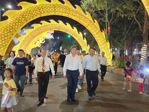 Hàng ngàn du khách, người dân Phan Thiết thích thú với Đường hoa Xuân