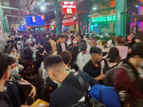 Hành khách ken đặc, "vật vờ" trong bến xe miền Tây lúc nửa đêm