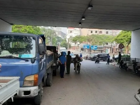 Đỗ ô tô dưới gầm cầu vượt, coi chừng bị phạt nặng