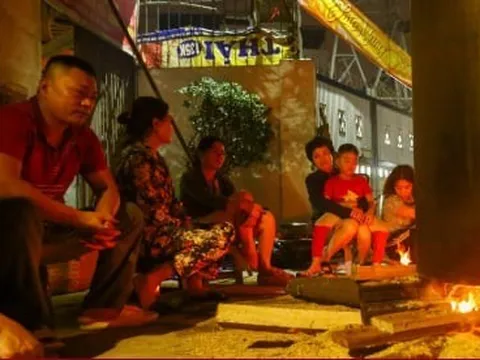 Người già, trẻ nhỏ quây quần luộc bánh chưng xuyên đêm trên vỉa hè Hà Nội