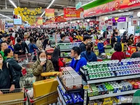 Hà Nội: Chen chân mua hàng siêu thị dịp cận Tết