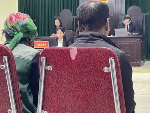 Nước mắt của người mẹ trong phiên toà xét xử con gái bán em mình